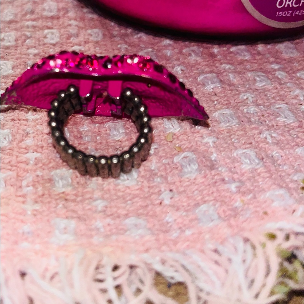 Fashion Jewelry Pink Lip Ring - Picture 2 of 2